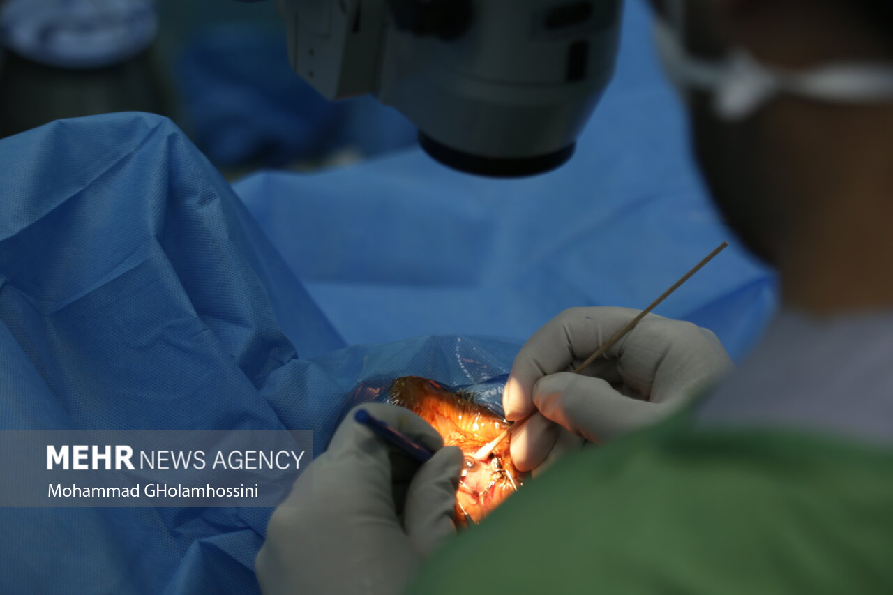 عکس/ پیشرفته‌ترین دستگاه جراحی چشم در بیمارستان کنگان 