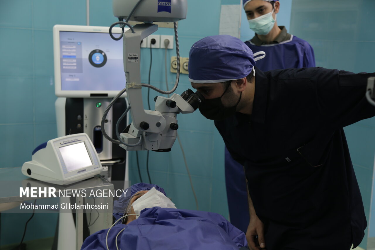 عکس/ پیشرفته‌ترین دستگاه جراحی چشم در بیمارستان کنگان 