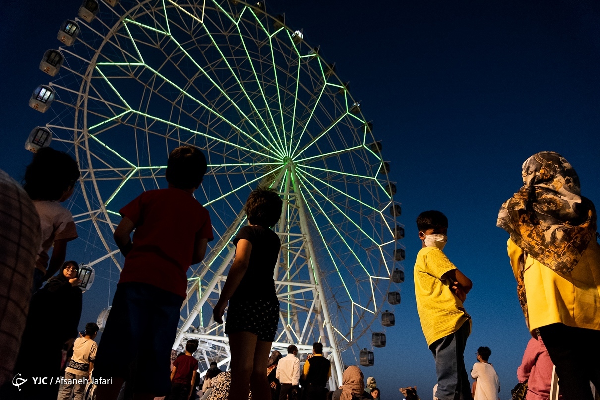 گوشه‌هایی از راه‌اندازی بزرگ‌ترین چرخ‌وفلک ایران در بوشهر