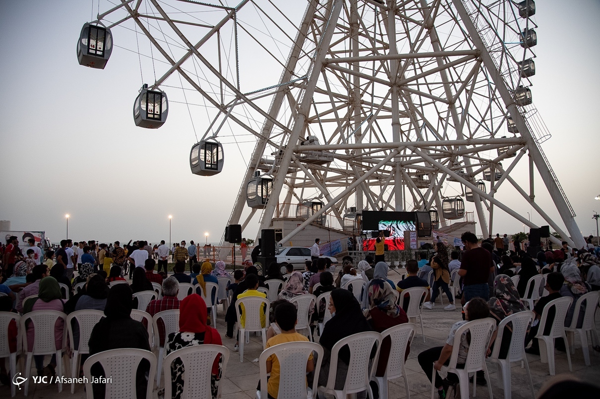گوشه‌هایی از راه‌اندازی بزرگ‌ترین چرخ‌وفلک ایران در بوشهر