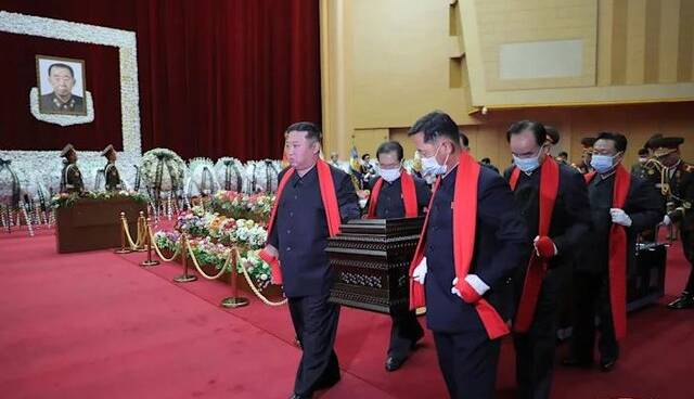 حضور رهبر کره‌ شمالی در یک مراسم خاکسپاری در بحبوحه کرونا