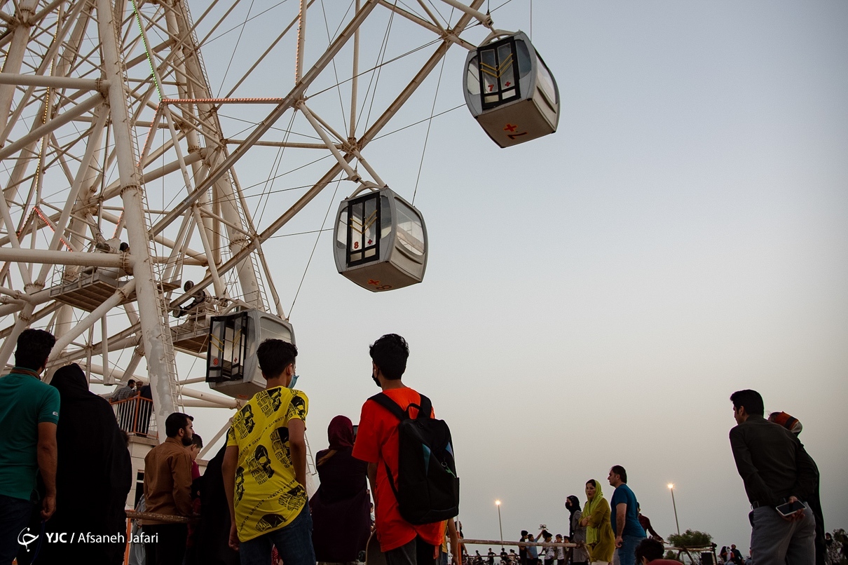 گوشه‌هایی از راه‌اندازی بزرگ‌ترین چرخ‌وفلک ایران در بوشهر