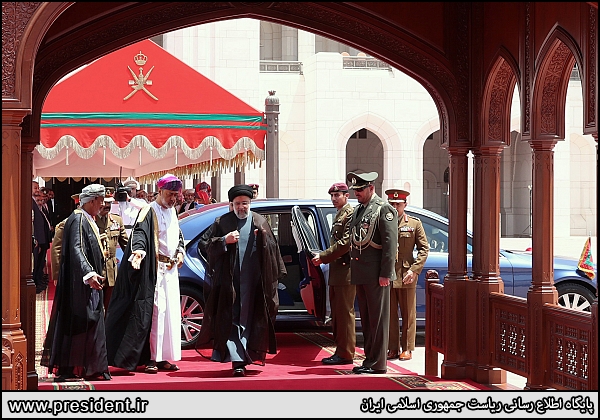 عکس/ مراسم استقبال رسمی سلطان عمان از آیت الله رئیسی در کاخ العلم