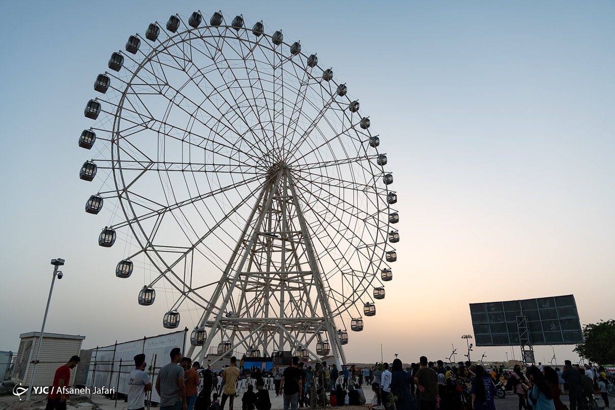 گوشه‌هایی از راه‌اندازی بزرگ‌ترین چرخ‌وفلک ایران در بوشهر