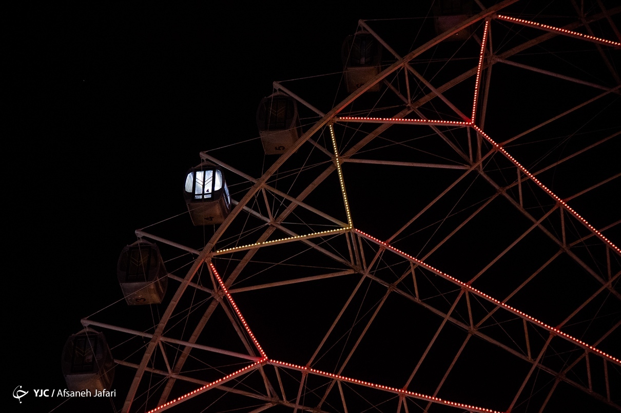 گوشه‌هایی از راه‌اندازی بزرگ‌ترین چرخ‌وفلک ایران در بوشهر