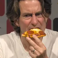 جشن بقا در لیگ برتر با پیتزا پپرونی! 