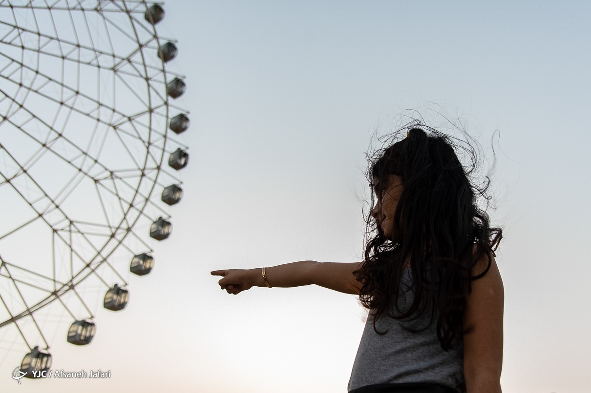 گوشه‌هایی از راه‌اندازی بزرگ‌ترین چرخ‌وفلک ایران در بوشهر