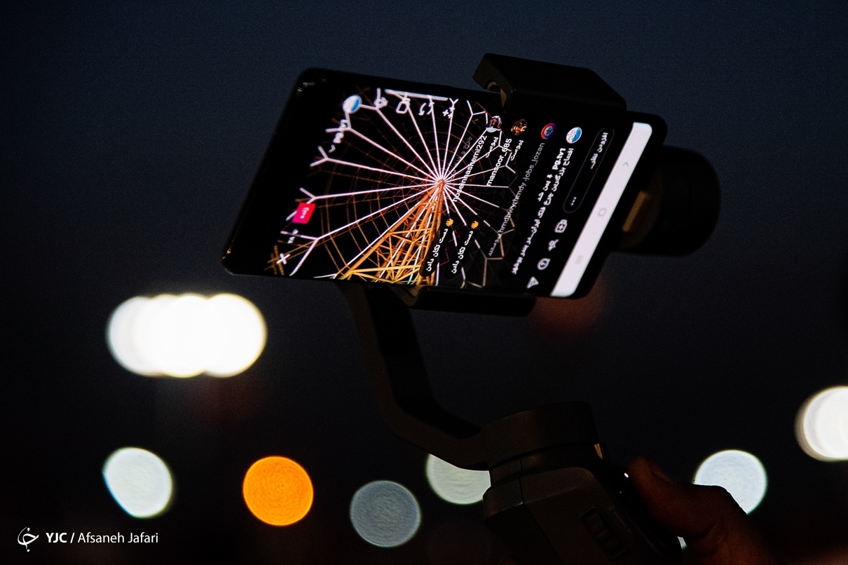 گوشه‌هایی از راه‌اندازی بزرگ‌ترین چرخ‌وفلک ایران در بوشهر