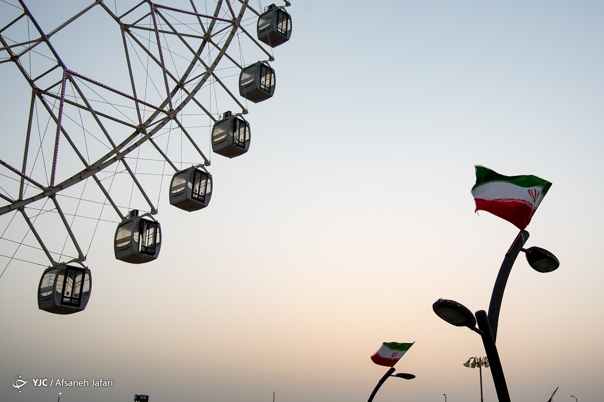 گوشه‌هایی از راه‌اندازی بزرگ‌ترین چرخ‌وفلک ایران در بوشهر