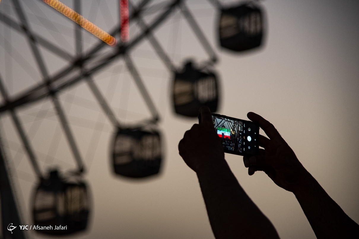 گوشه‌هایی از راه‌اندازی بزرگ‌ترین چرخ‌وفلک ایران در بوشهر