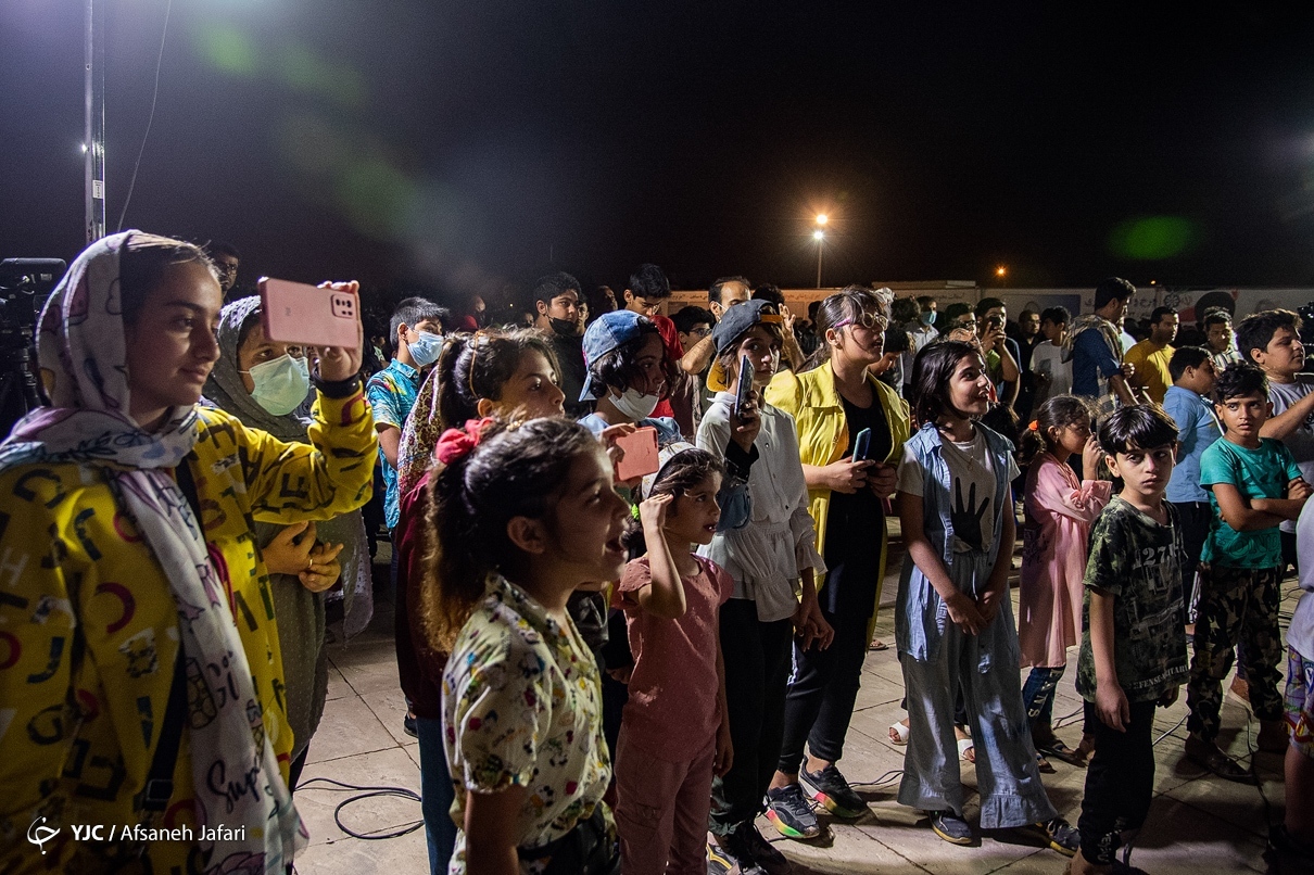 گوشه‌هایی از راه‌اندازی بزرگ‌ترین چرخ‌وفلک ایران در بوشهر