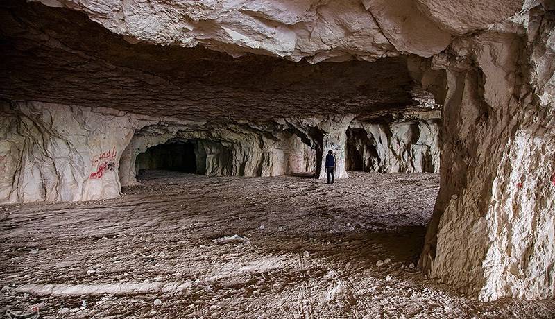 ماجرای ترک‌های ایجاد شده در بزرگترین غار دست‌ساز جهان؛ سنگ‌شکنان جهرم در خطر است