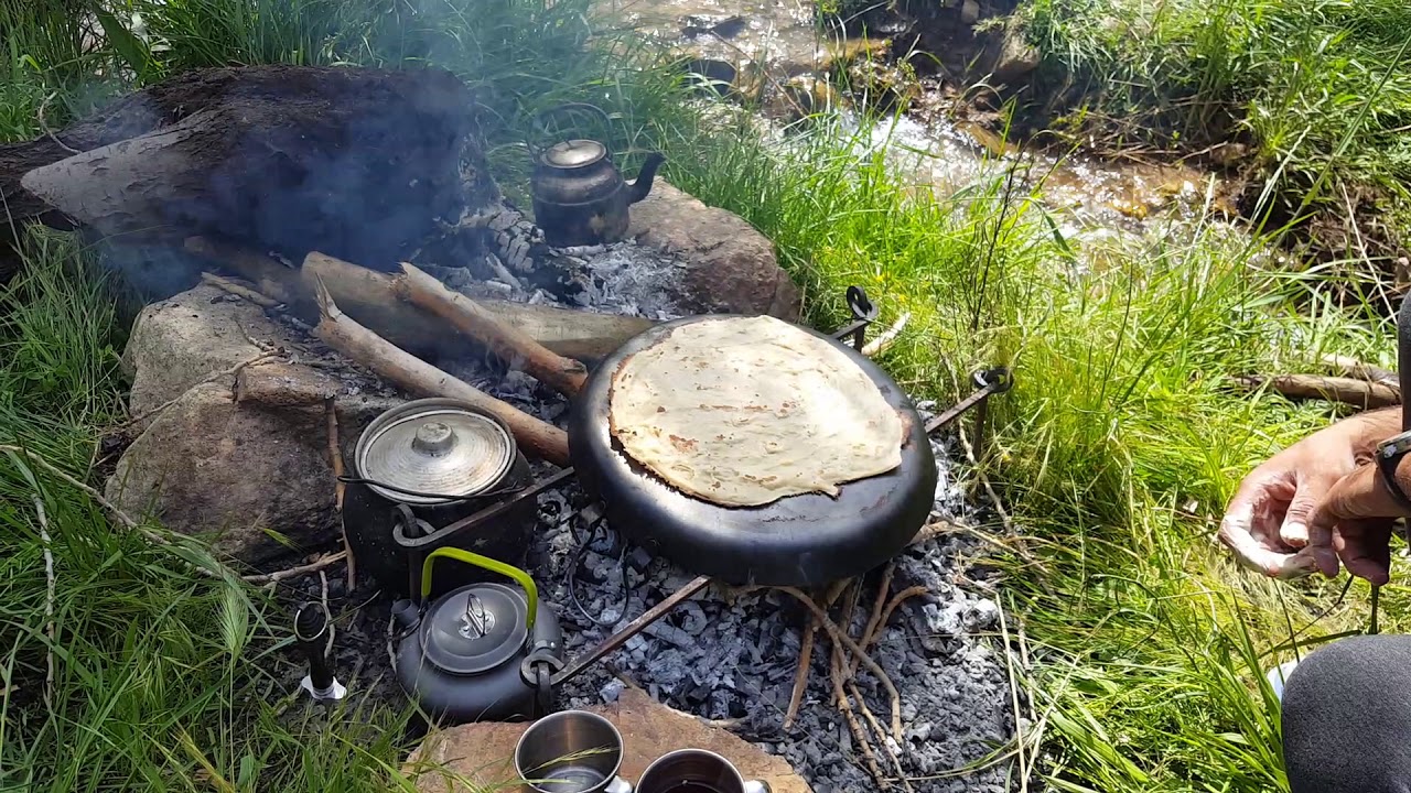 آشپزی در طبیعت؛ «نان پیچی» جذاب در جنگل