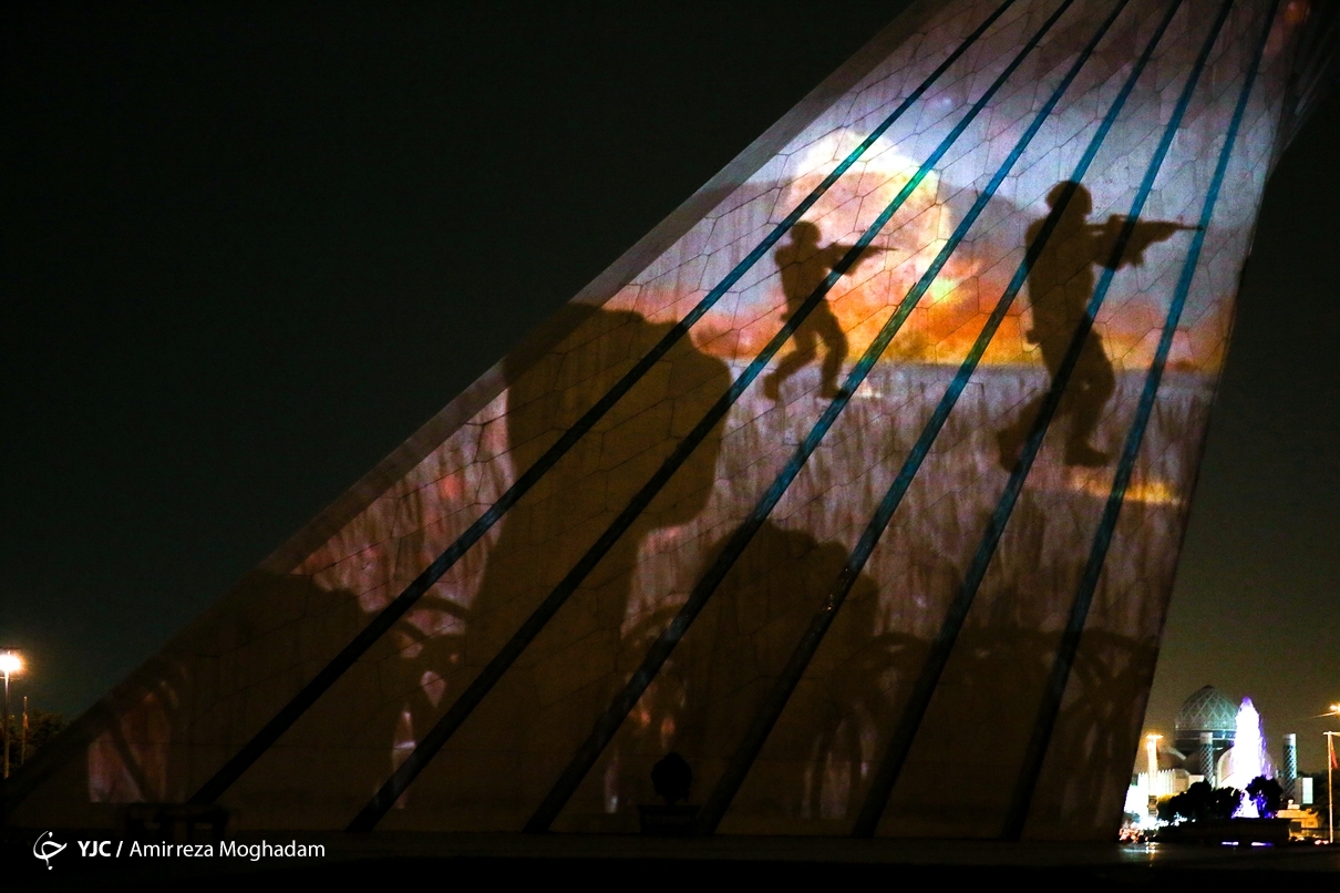 عکس/ نورپردازی سه بعدی به مناسبت سالروز آزادسازی خرمشهر در برج آزادی