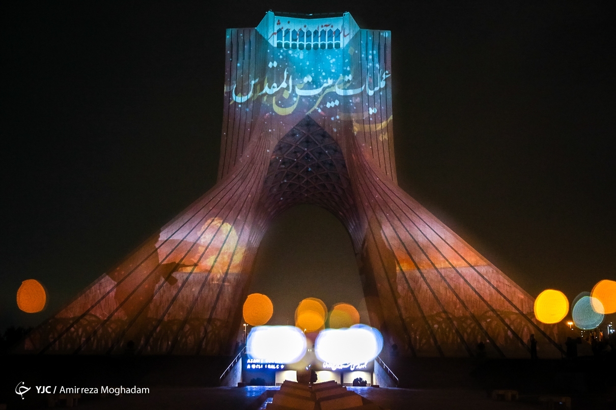 عکس/ نورپردازی سه بعدی به مناسبت سالروز آزادسازی خرمشهر در برج آزادی