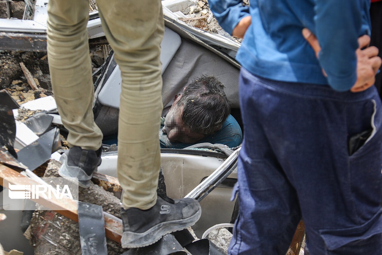 عکس/ صحنه هایی تلخ از حادثه متروپل در آبادان(+18)