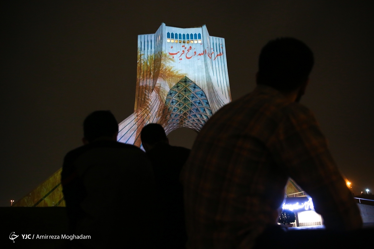 عکس/ نورپردازی سه بعدی به مناسبت سالروز آزادسازی خرمشهر در برج آزادی