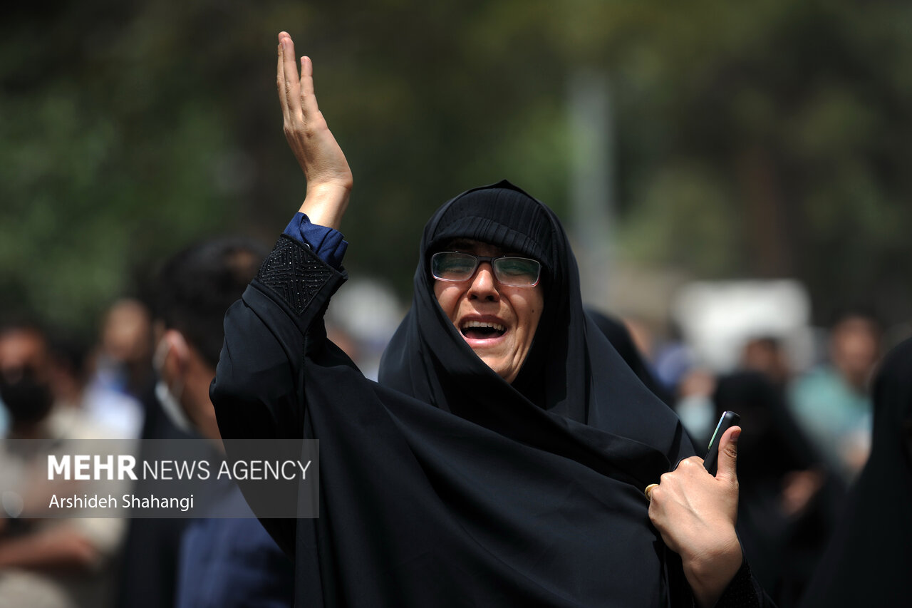 عکس/ حاشیه ها در مراسم تدفین پیکر شهید "حسن صیاد خدایی"  