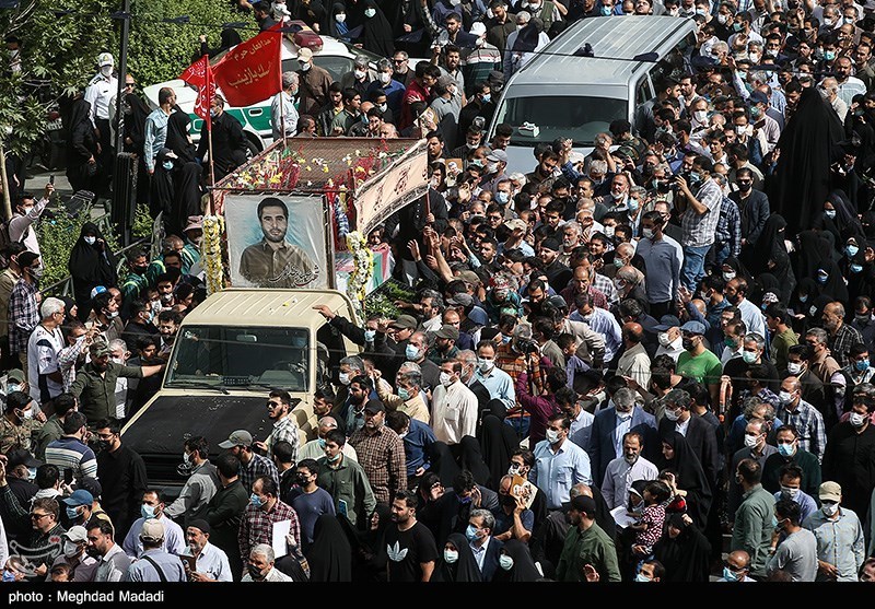 عکس/ اشک های مادر شهید «خدایی» بر بالین فرزند