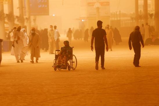 عکس/ وضعیت وخیم توفان گرد و غبار در شهرهای نجف و بغداد عراق