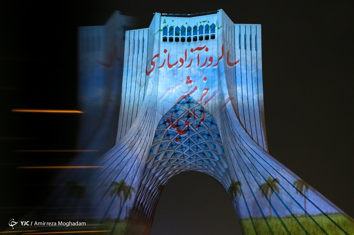 عکس/ نورپردازی سه بعدی به مناسبت سالروز آزادسازی خرمشهر در برج آزادی