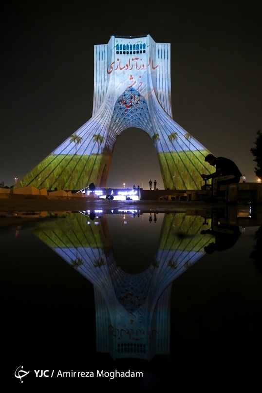 عکس/ نورپردازی سه بعدی به مناسبت سالروز آزادسازی خرمشهر در برج آزادی