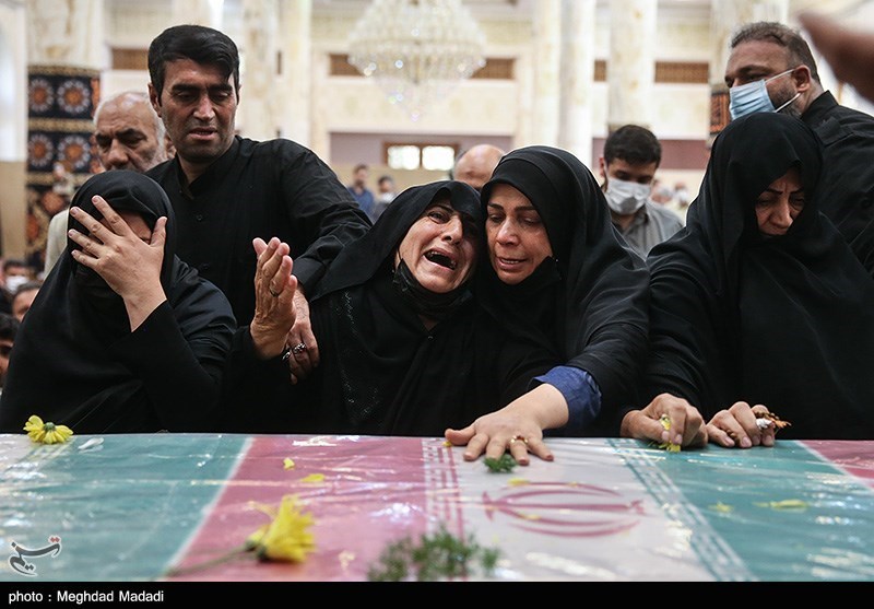 عکس/ اشک های مادر شهید «خدایی» بر بالین فرزند