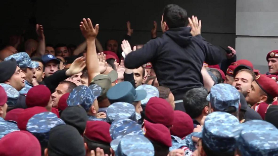 عکس/ محاصره کاخ ریاست جمهوری ارمنستان توسط معترضان