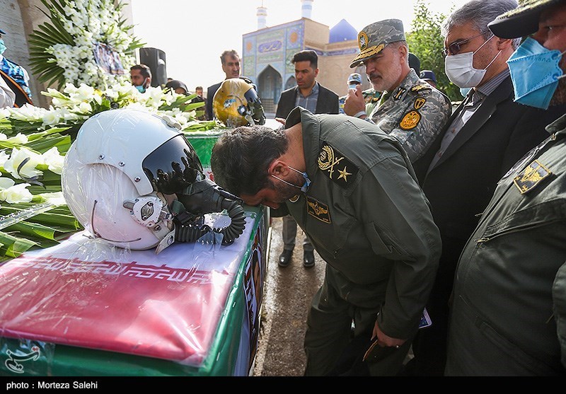 عکس/ تشییع پیکر شهدای سانحه سقوط هواپیمای آموزشی در اصفهان