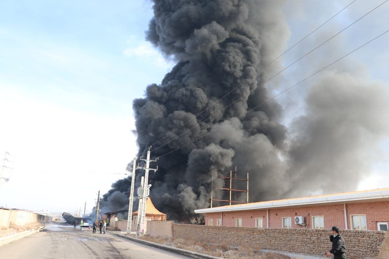 آتش‌سوزی کارخانه صدف‌فوم زاهدان اطفا شد