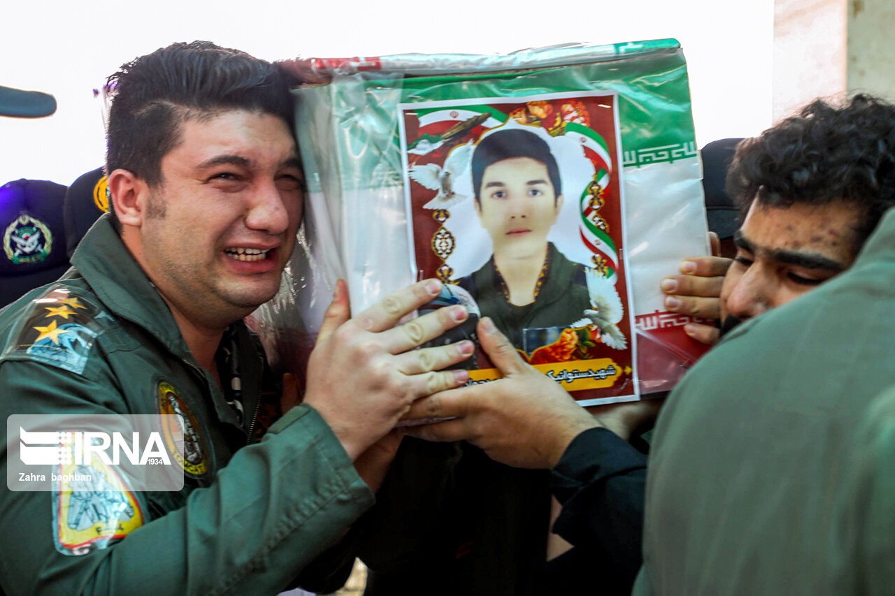 تصاویری جانسوز از تشییع شهدای سانحه سقوط جنگنده 