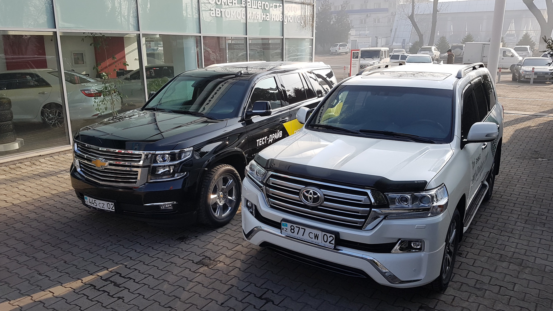 ویدیویی تماشایی از دوئل تویوتا لندکروز V6 با شورولت تاهو V8