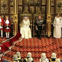 اختیارات عجیب ملکه انگلیس؛ از عزل نخست‌وزیر تا مالکیت تمام مرغابی‌ها! 
