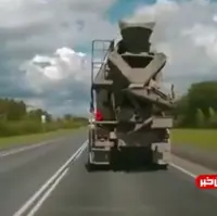  جداشدن لاستیک ماشین سنگین در جاده
