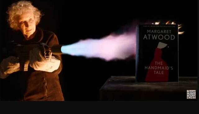 «آتوود» نسخه ضدحریق کتابش را آتش زد