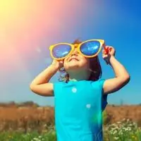 سن مناسب و نکات استفاده از عینک آفتابی برای کودکان