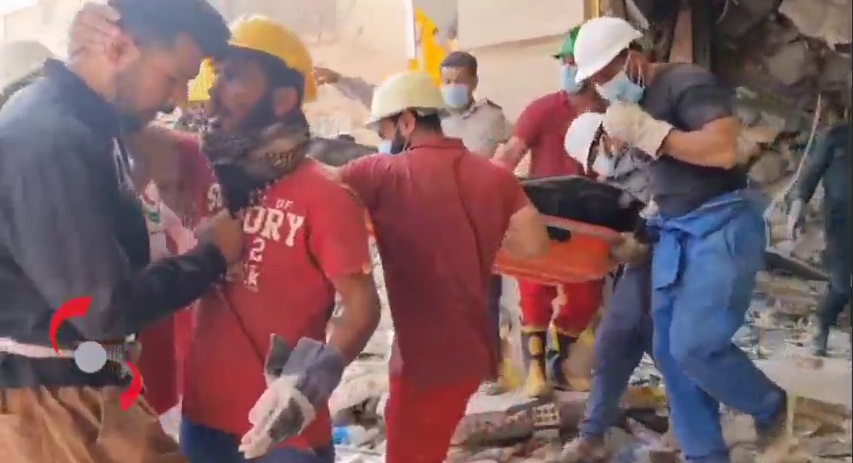 لحظه خروج پیکر بیست‌ و دومین قربانی در ریزش متروپل آبادان