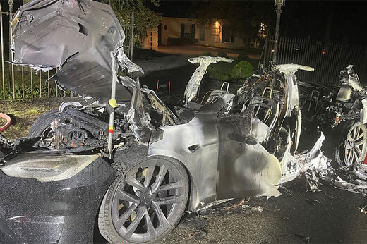 مرگ فجیع یک پزشک؛ قفل شدن درب تسلا در حین آتش‌سوزی