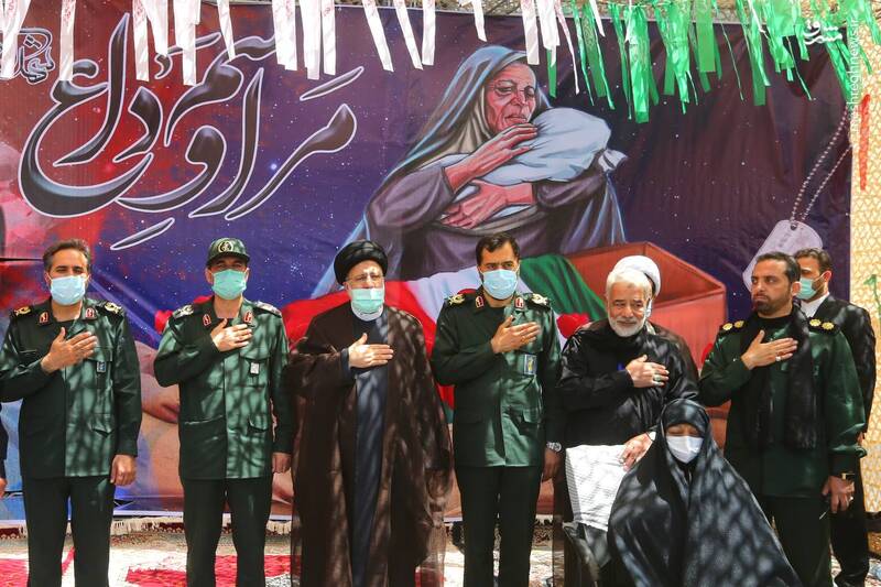 عکس/ رئیس جمهور در مراسم تشییع دو شهید گمنام