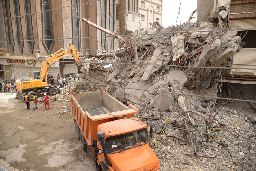 وزیر کشور: آوار برداری برج متروپل از چهار جبهه در حال انجام است