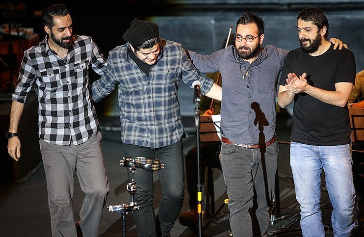 آهنگی از گروه چارتار به نام آسمان هم زمین می‌خورد