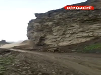 لحظه سقوط یک صخره بزرگ به وسط جاده در داغستان ...