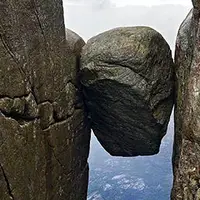 کی جرعت داره روی این صخره بره؟