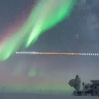 رقص شفق‌های قطبی در کنار ماه‌ گرفتگی کامل