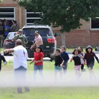 عکس/ لحظه فرار دانش آموزان از قاتل ۱۸ ساله در تگزاس