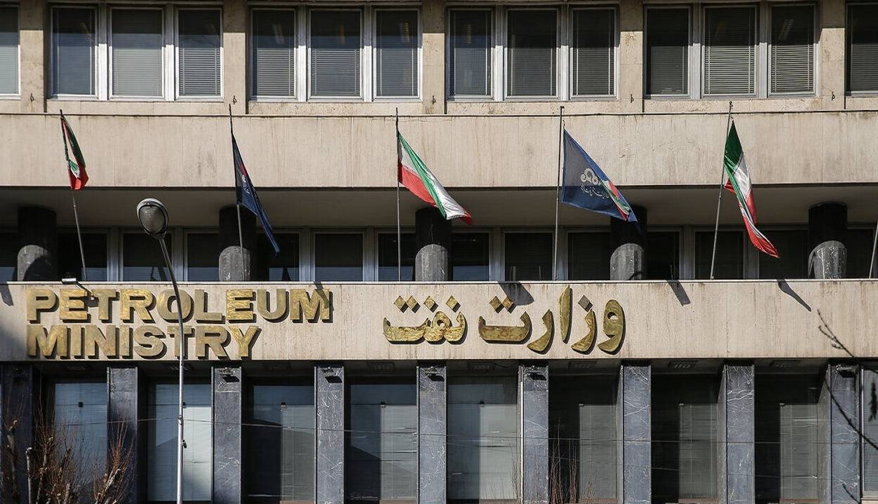 مفاسد اقتصادی در وزارت نفت را گزارش دهید