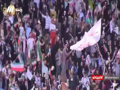 اجرای سرود «سلام فرمانده» در ورزشگاه بزرگ آزادی توسط نوجوانان و خانواده‌ها