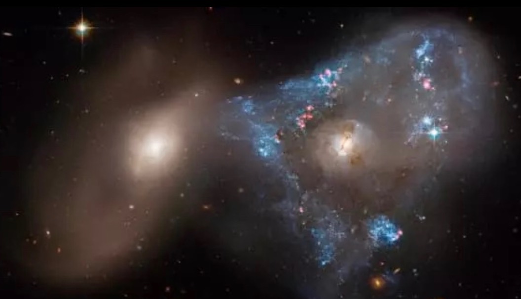 ثبت تصویری از یک مثلث فضایی عجیب توسط تلسکوپ هابل ثبت تصویری از یک مثلث فضایی عجیب توسط تلسکوپ هابل