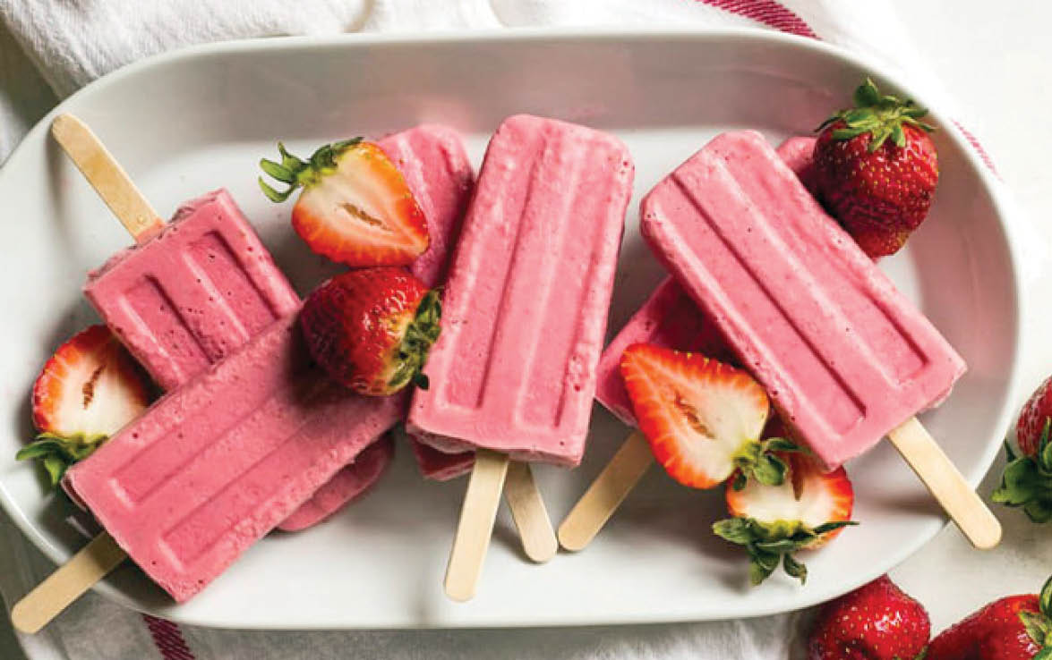 تهیه بستنی یخی توت‌ فرنگی تابستانی و خوش رنگ