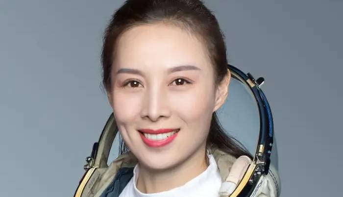 فضانوردان زن چگونه موهایشان را در فضا می شویند؟